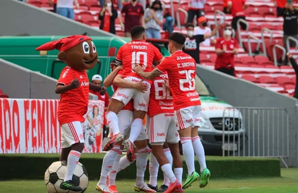 Internacional goleia Chapecoense e encosta no G6 do Brasileirão