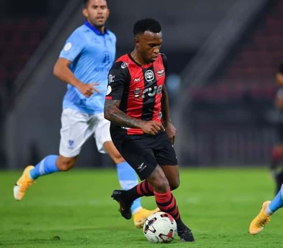 Brasileiro brilha com gol e assistência na Tailândia