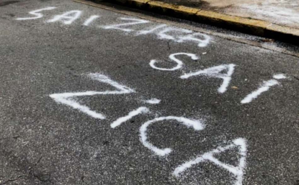 'Sai Zica' escrito com sal grosso