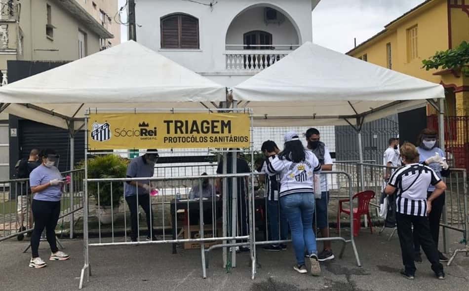 Estande de triagem na Vila Belmiro