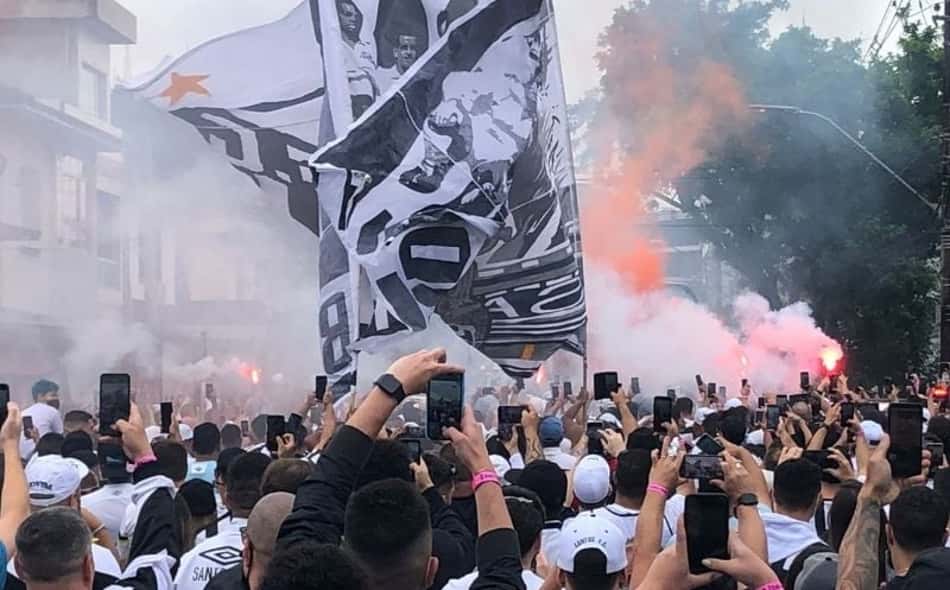 Volta da torcida do Santos à Vila tem aglomeração, festa na chegada de ônibus e sal grosso: 'Sai zica!'