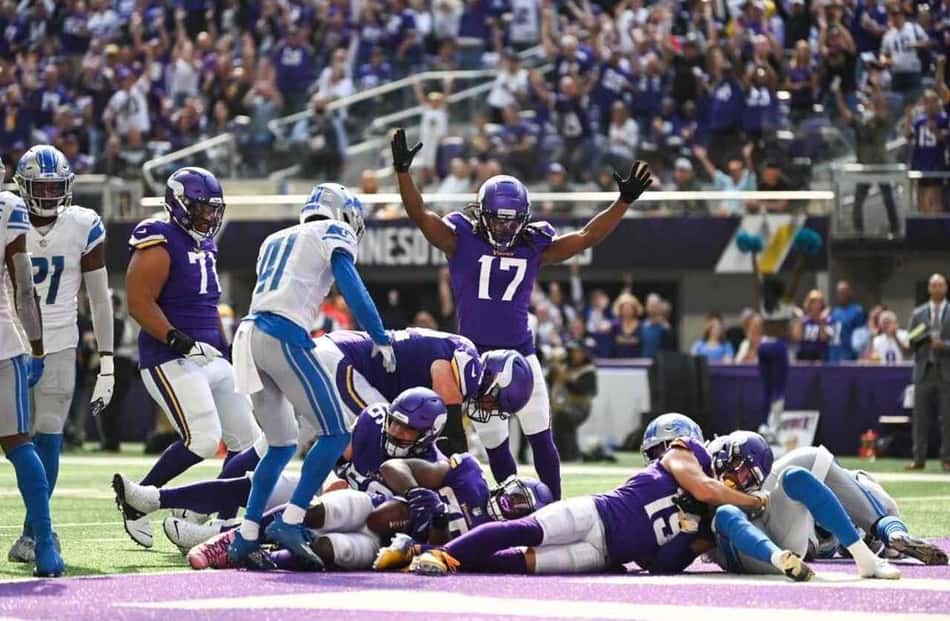 Atletas do Minnesota Vikings celebram TD