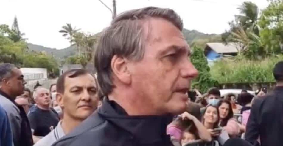Bolsonaro reclama de necessidade de comprovante de vacinação para ver jogo do Santos: 'Por que isso?'