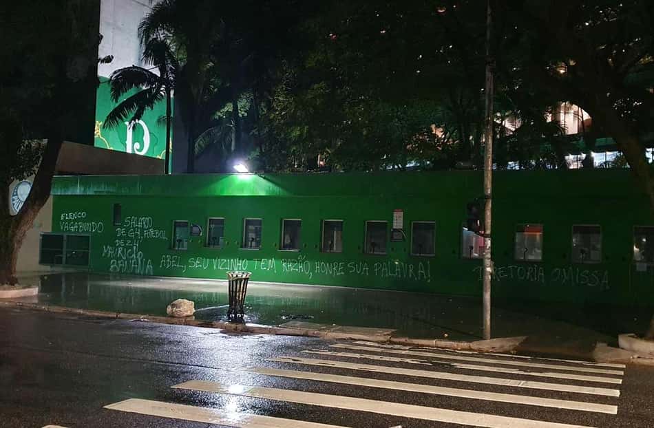 Após nova derrota, Allianz Parque é pichado: 'Abel, seu vizinho tem razão'