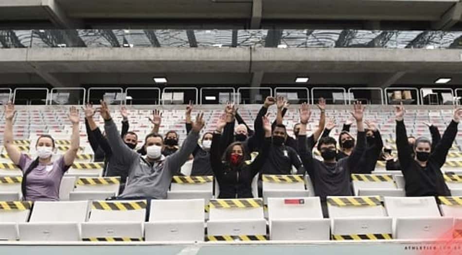 Gritos de "burro" marcam volta da torcida do Athletico-PR à Arena da Baixada