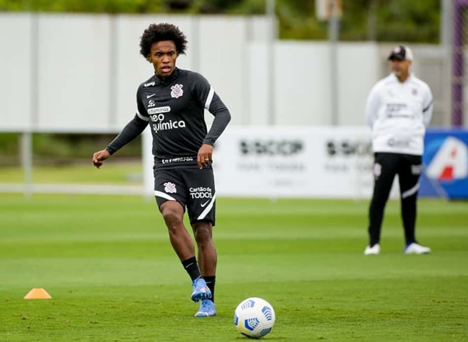 Willian volta a treinar com o grupo e deve reforçar o Corinthians contra o Fluminense