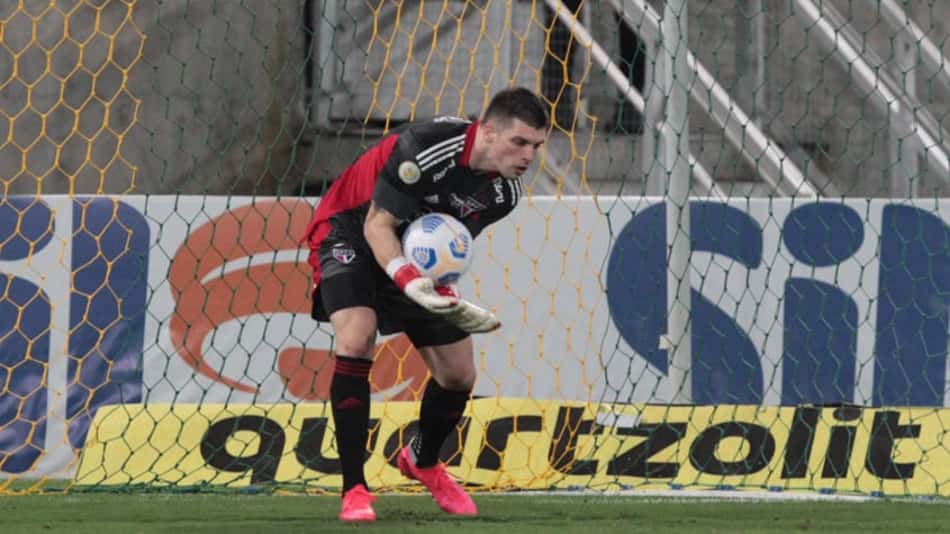 Após más atuações, Volpi volta a se destacar no gol do São Paulo