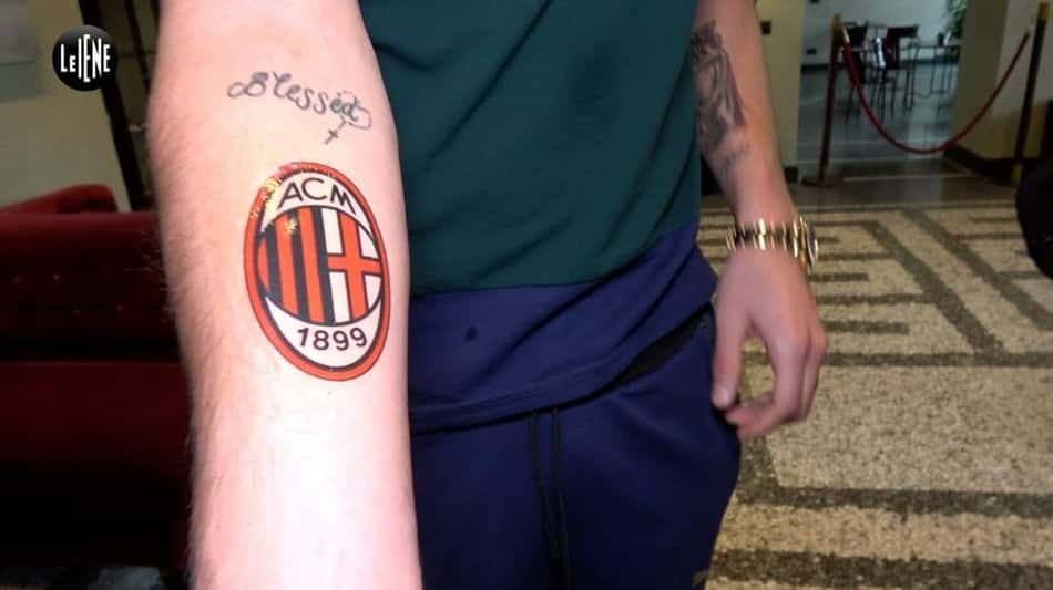 Apesar das vaias, Donnarumma declara amor ao Milan e faz tatuagem removível do clube