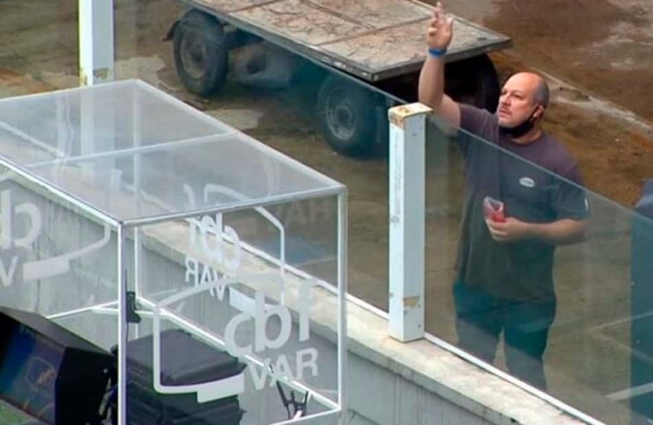 Torcedor do Santos que atirou sal grosso na cabine do VAR espera o troféu de 'craque do jogo'