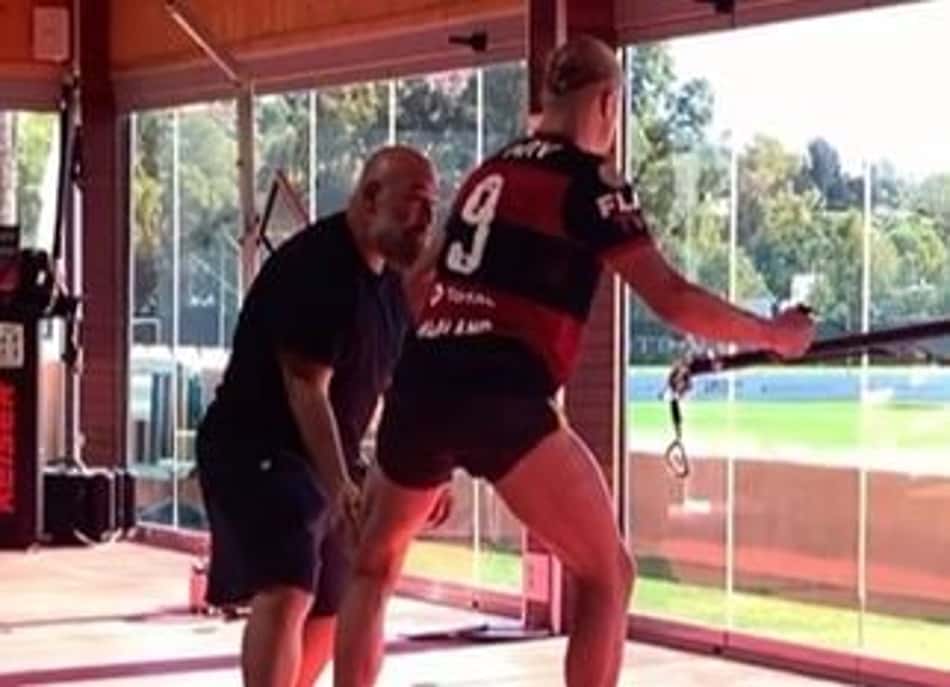Recuperando-se de lesão, Haaland treina com camisa do Flamengo