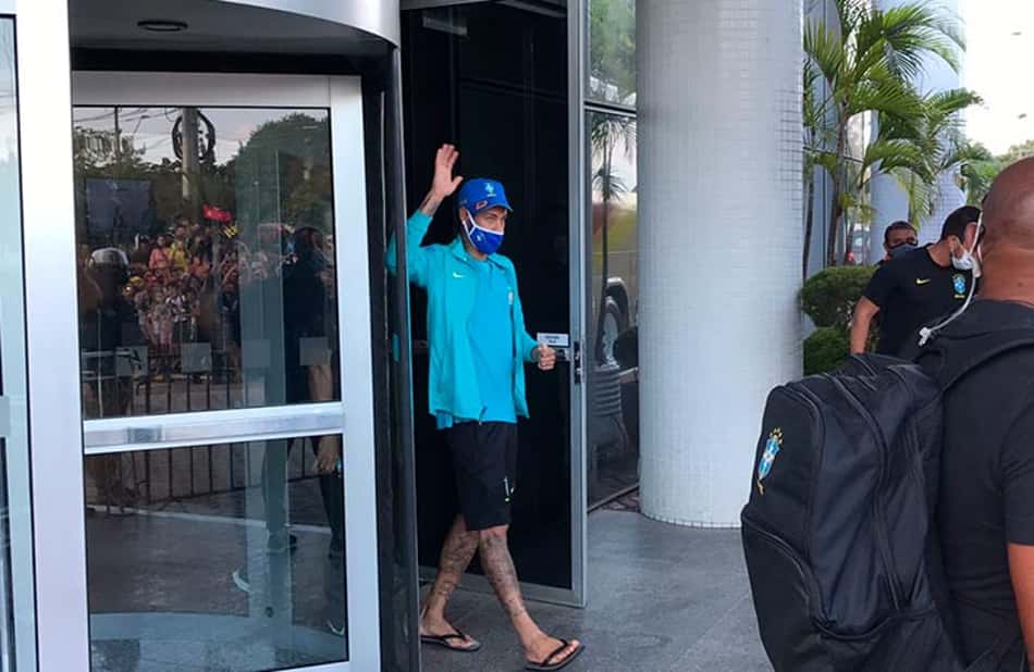 Mais de cem pessoas vão receber Seleção em hotel antes de treino em Manaus; Neymar é o mais aplaudido