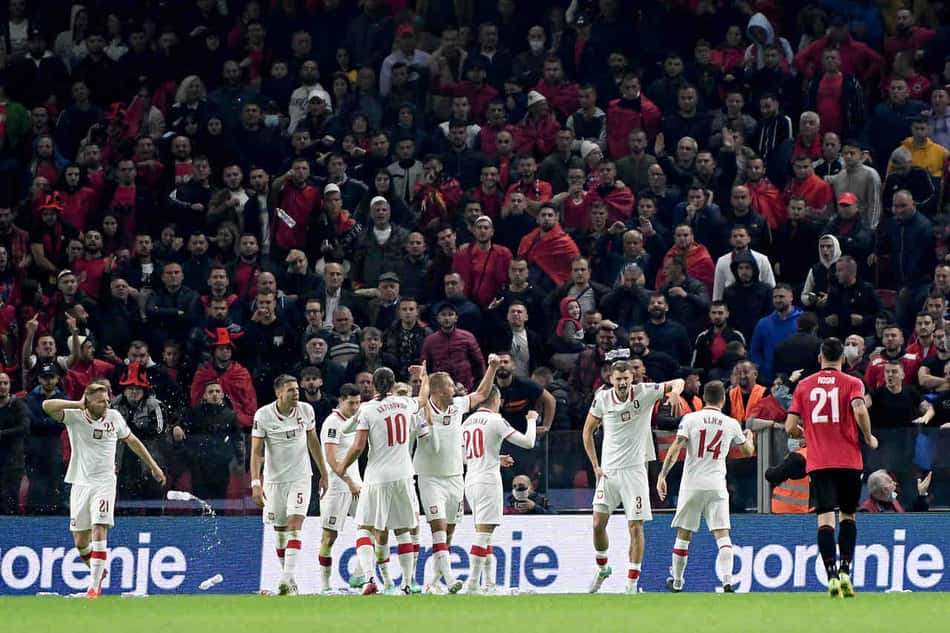 Em jogo com paralisação após confusão com torcedores, Polônia vence a Albânia nas Eliminatórias