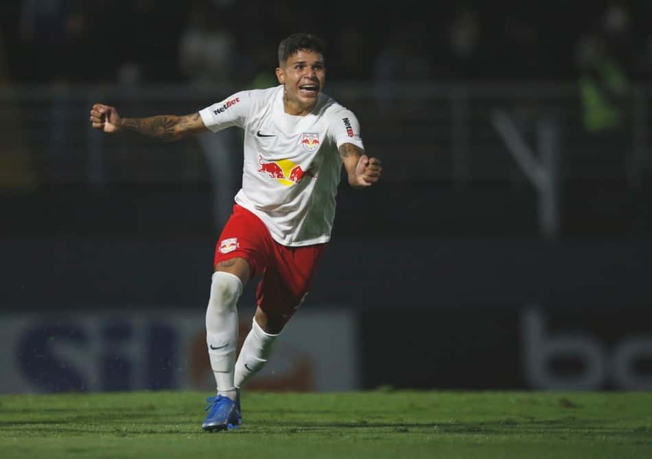 Com um a menos, RB Bragantino vence Atlético-GO e dorme no G4 do Brasileirão