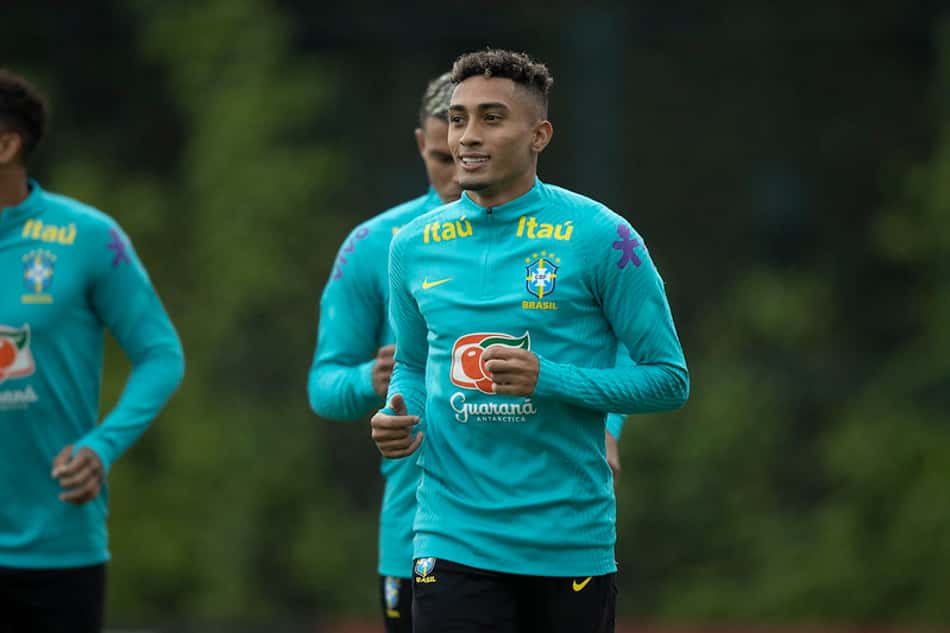 A vez de Raphinha? Destaque nos últimos jogos, atacante deve ganhar chance como titular na Seleção