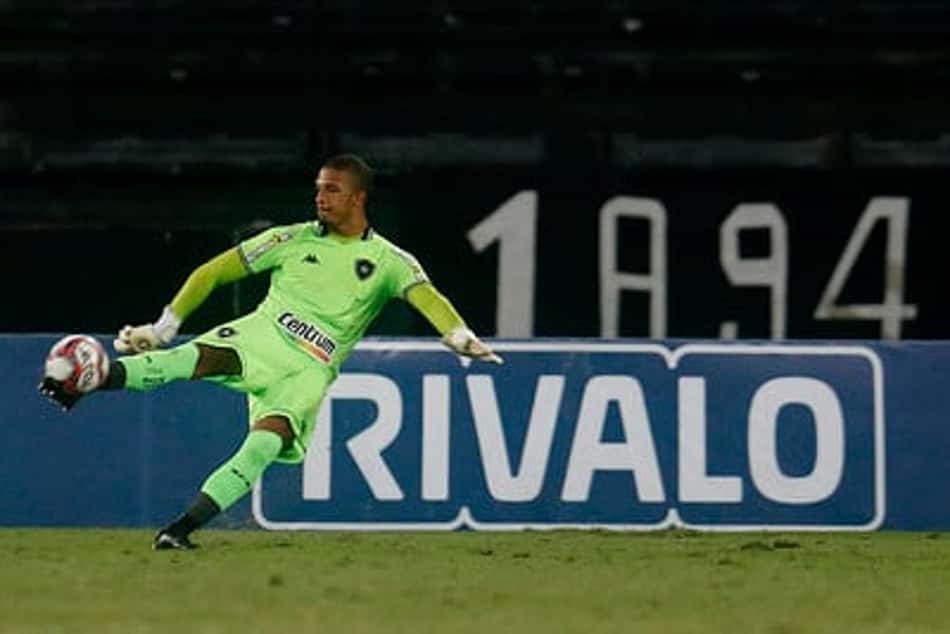 À sombra de Gatito, Diego Loureiro se destaca em empate do Botafogo, mas ainda precisa passar confiança