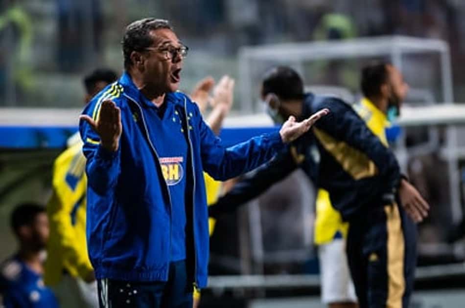Luxemburgo dá recado para Gaciba e dispara contra árbitro após receber amarelo: 'Foi bem encomendada'