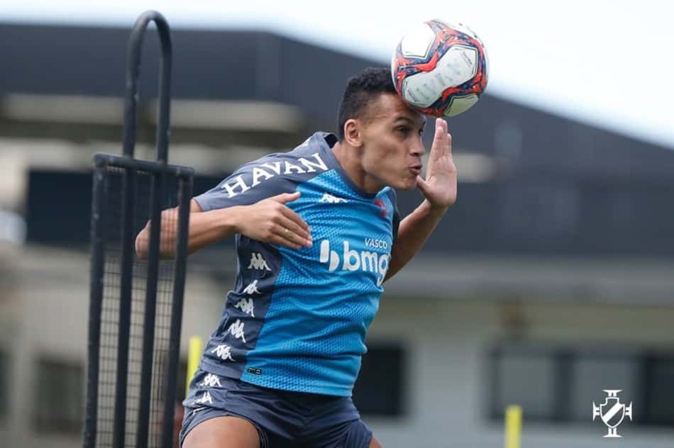 Recuperado, Léo Jabá participa de treino do Vasco de olho no duelo contra o líder Coritiba