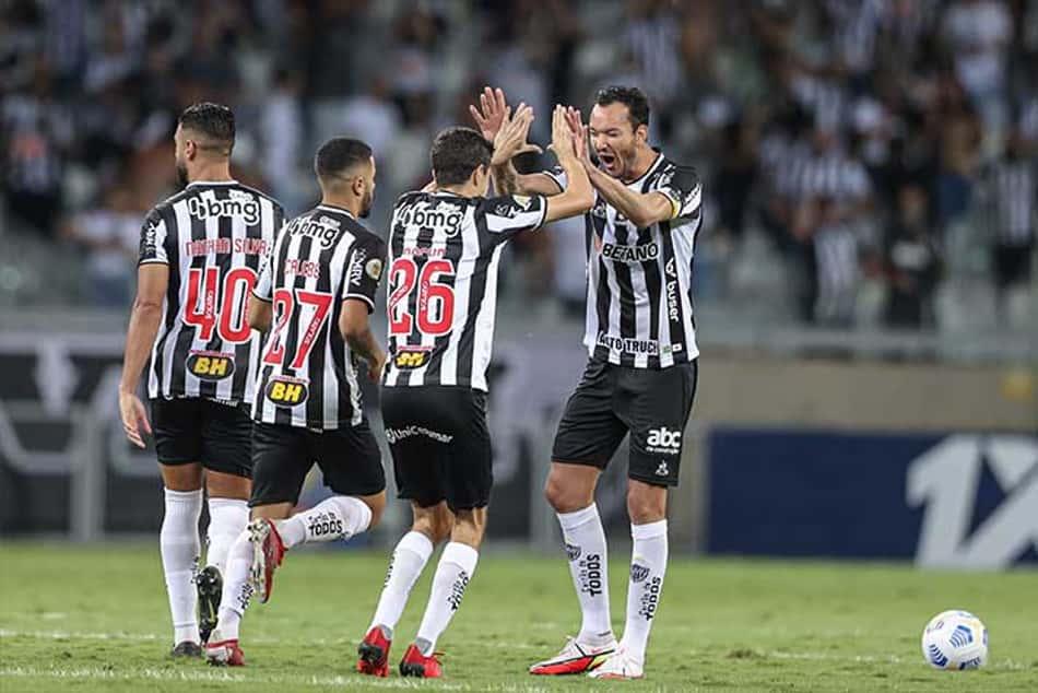 Cuca destaca os 18 jogos de invencibilidade no Brasileiro, mas reconhece que o time não abriu grande vantagem dos rivais
