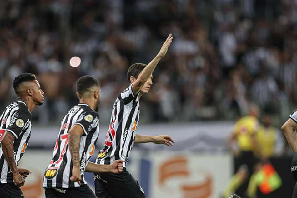 Nacho muda o jogo, Atlético-MG vira para cima do Santos e segue firme na liderança do Brasileirão