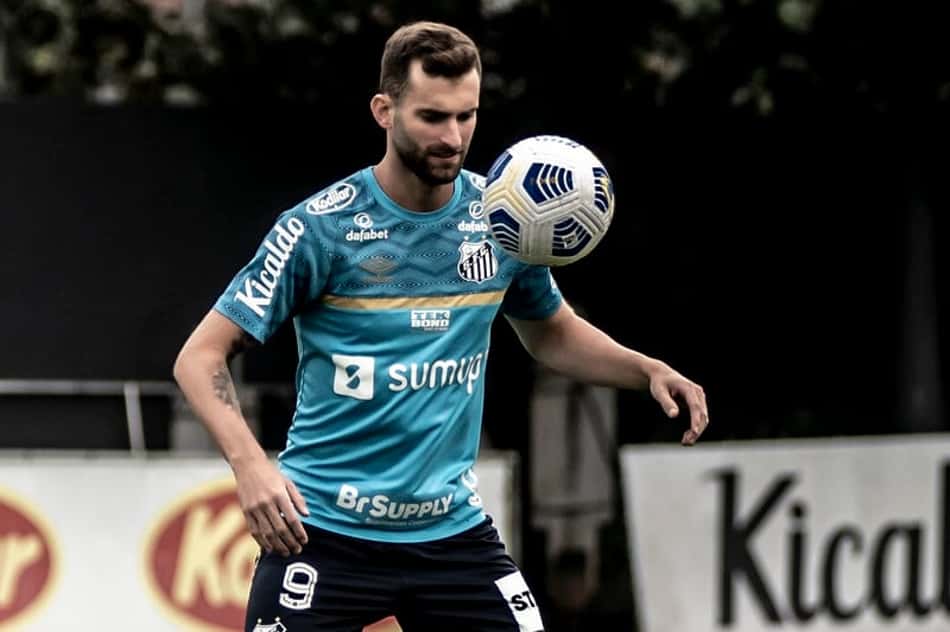 Léo Baptistão tem lesão na panturrilha e não enfrenta o Sport