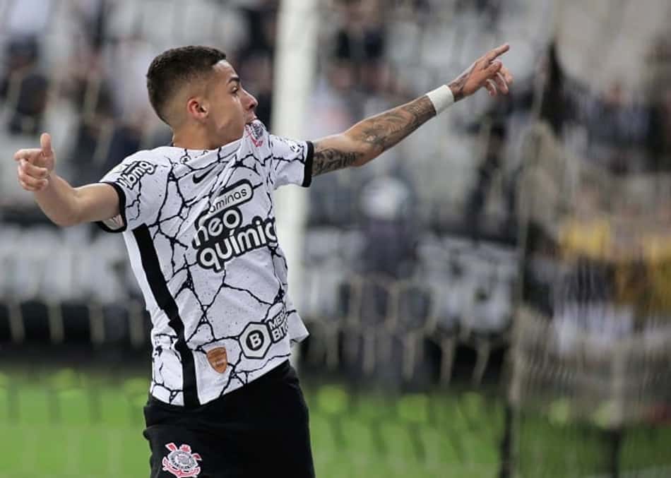 Gabriel Pereira comemora primeiro gol diante da torcida do Corinthians: 'Muito feliz'