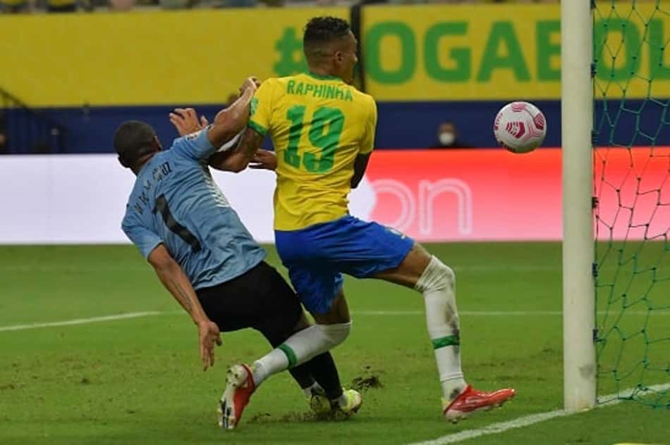 Raphinha comemora gols marcados pelo Brasil e vitória sobre o Uruguai: 'Realizando um sonho de criança'