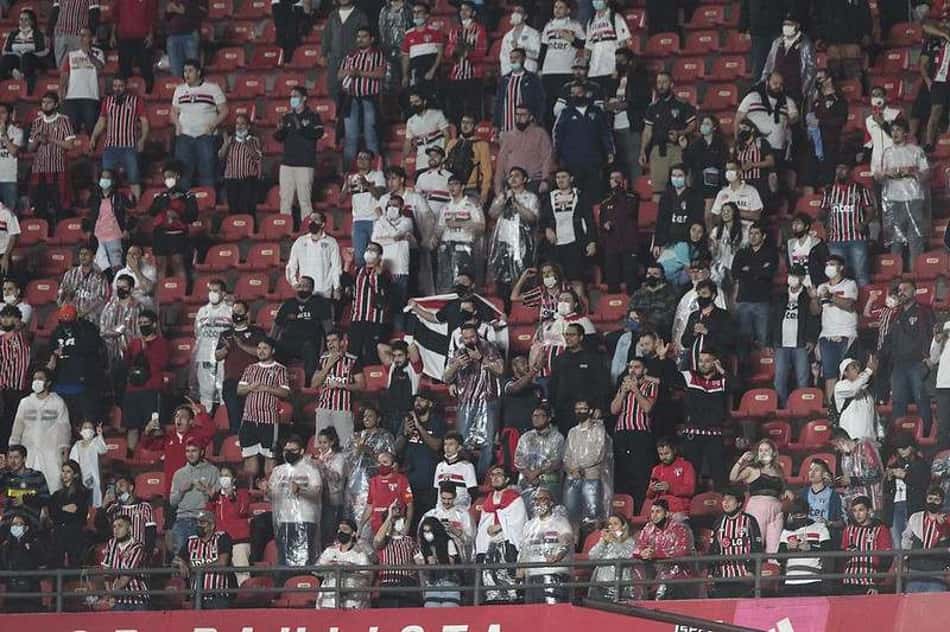 Apagão, estreia de Ceni e faixa para Crespo: o clima no Morumbi durante empate do São Paulo