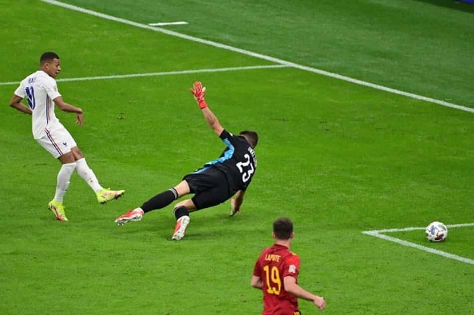 Uefa sugere mudança na regra do impedimento após gol polêmico de Mbappé na final da Nations League