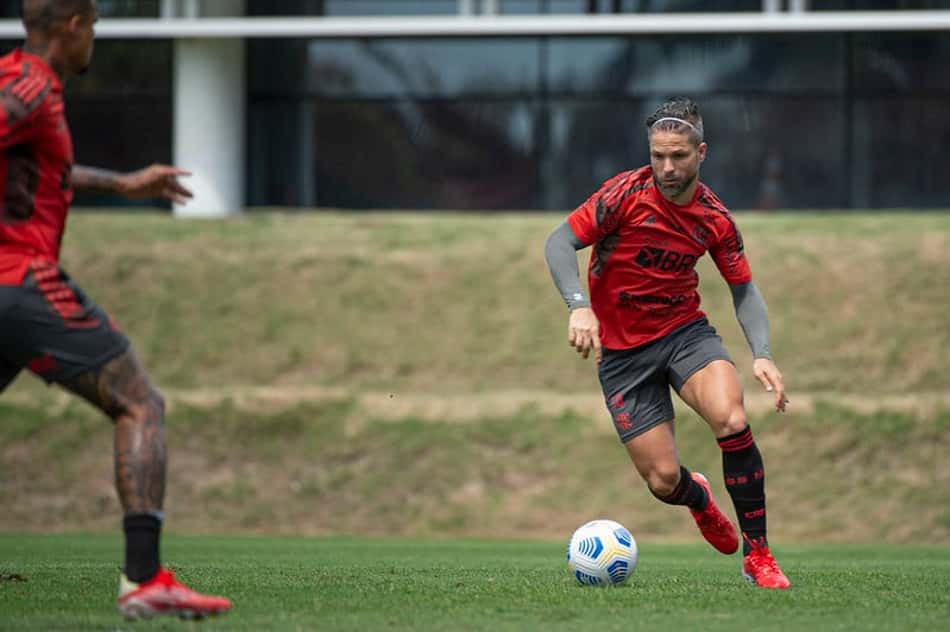 Diego treina com o grupo, fica mais próximo de retorno, e Flamengo pode ter mais mudanças contra o Cuiabá