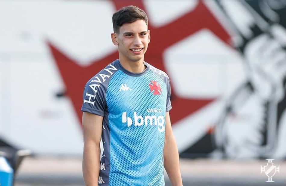 Sarrafiore fala sobre renovação com o Vasco: 'Feliz e orgulhoso de continuar vestindo essa camisa'