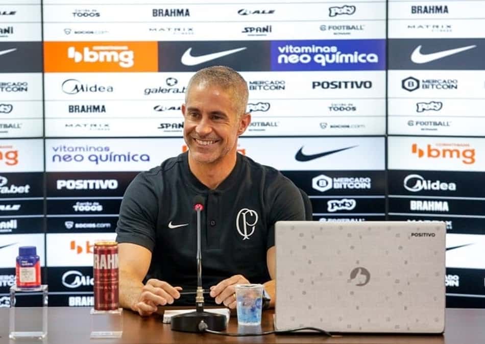 Sylvinho fala do substituto de Fagner no Corinthians e projeta clássico: 'É indiferente a situação do adversário'