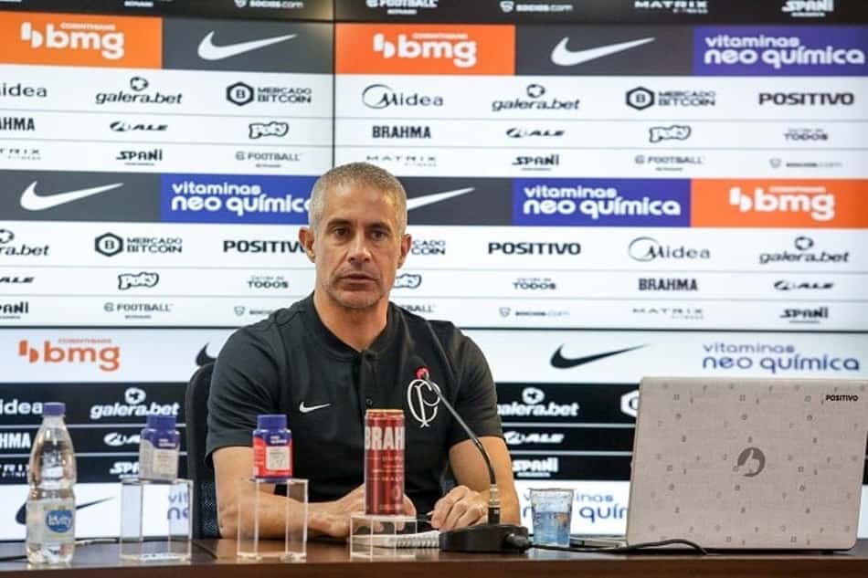 Sylvinho absorve bem as críticas no Corinthians, mas rebate exageros: 'Sabemos o que é limite e aceitável'