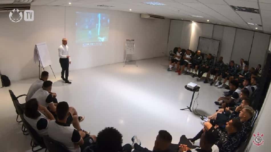 Sylvinho utiliza título de 77 do Corinthians em preleção e explica o motivo: 'Ajuda a conhecer'