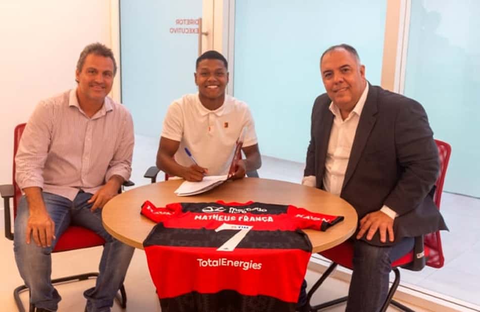 Joia da vez! Matheus França renova com o Flamengo e passa a ter multa astronômica e recorde no clube