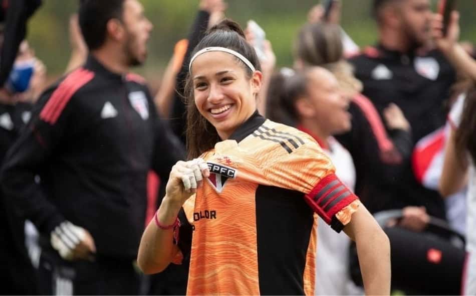 Marcelle, goleira do time sub-18 do São Paulo, comemora título do Campeonato Brasileiro Feminino
