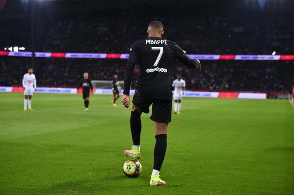 Ronaldinho crê na permanência de Mbappé no PSG: 'Os melhores jogadores do mundo estão lá'