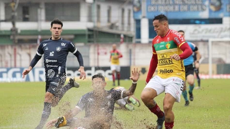Brusque supera gramado encharcado, ganha do Remo e sai das imediações do Z4 da Série B