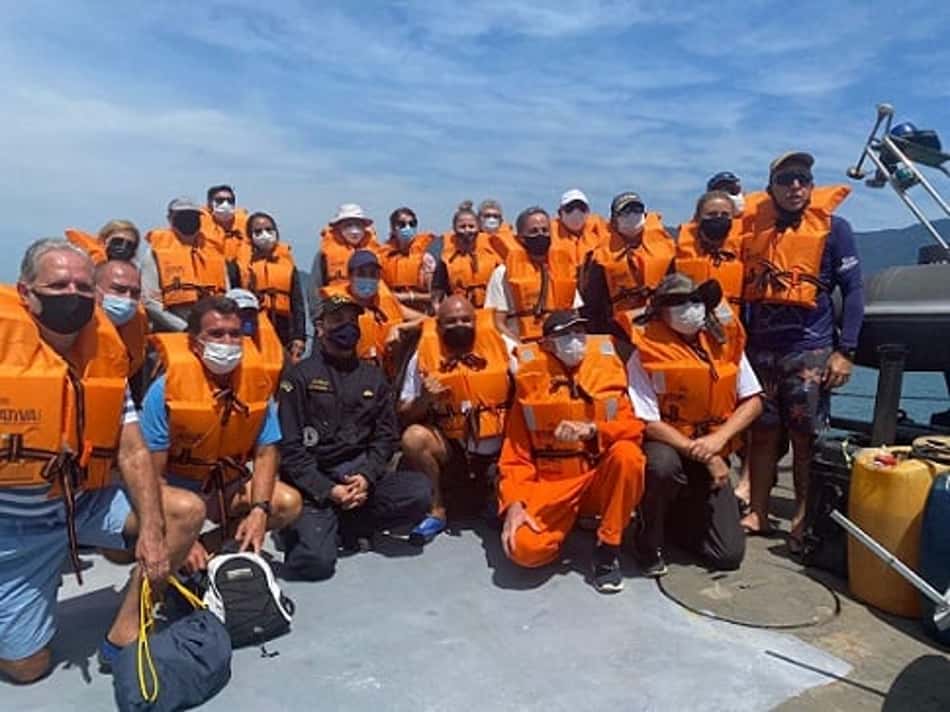 Velejadores realizam treinos de segurança no mar em Ilhabela