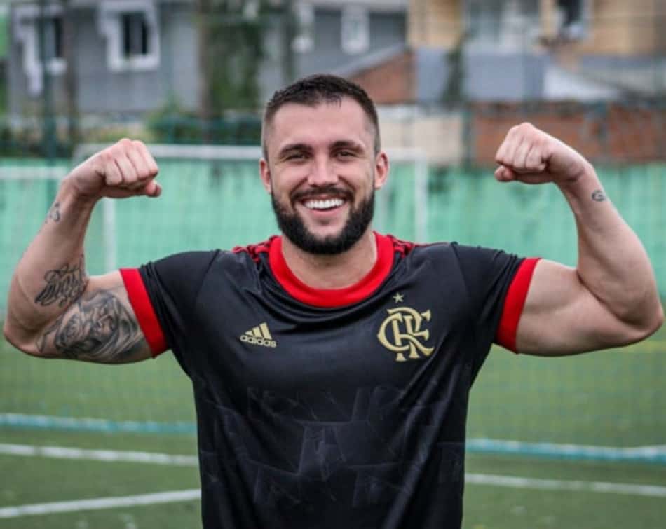 Ex-BBB, Arthur Picoli estreia com gol e vitória no Fut7 do Flamengo