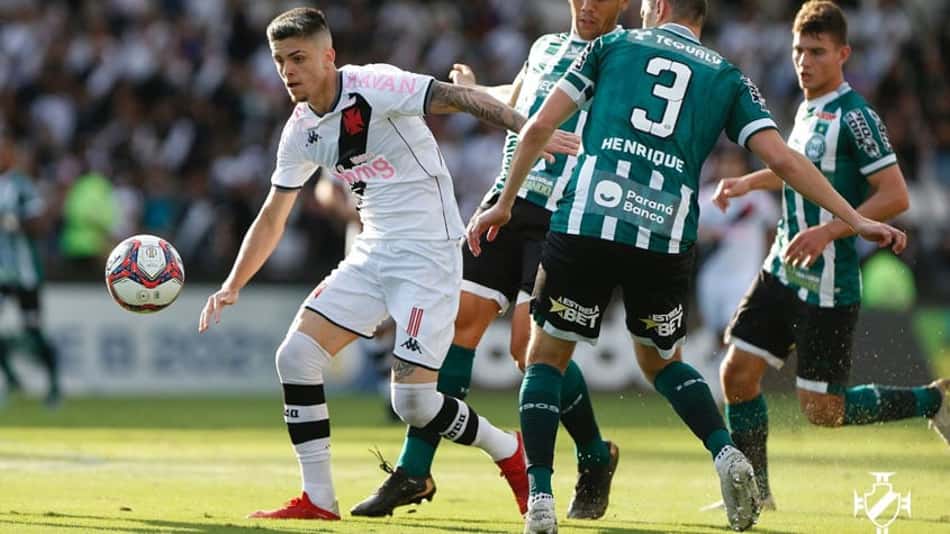 Com vitória sobre o líder e rodada favorável, chances de acesso do Vasco à Série A do Brasileiro aumentam