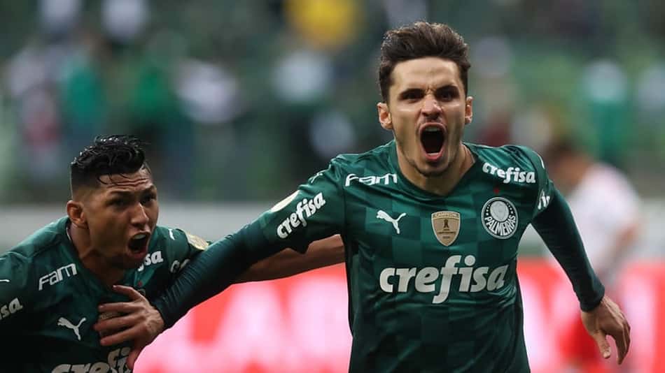 Veiga comenta emoção ao igualar marca de Valdivia: 'Ia ao estádio vê-lo jogar'