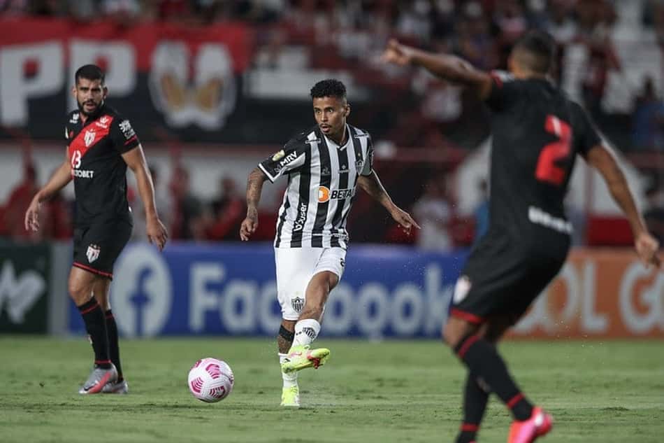 Rodrigo Caetano pede explicações a CBF após polêmica de pênalti não marcado no jogo contra o Atlético-GO