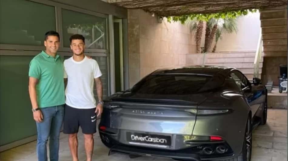 Coutinho ou James Bond? Jogador do Barcelona compra Aston Martin do '007' avaliado em R$ 2 milhões