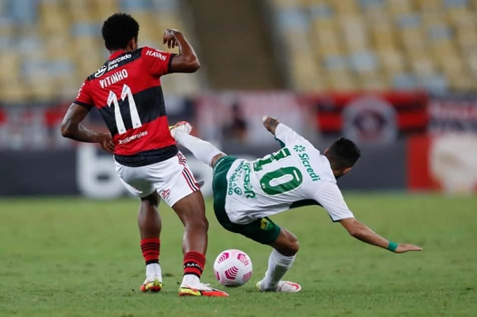 Dirigente do Flamengo reclama de arbitragem em empate: 'Um gol mal anulado e um pênalti não marcado'