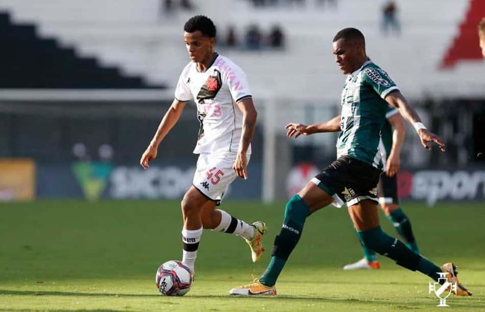 Riquelme agradece apoio de Diniz e celebra boa fase como titular do Vasco: 'É uma honra e um sonho'