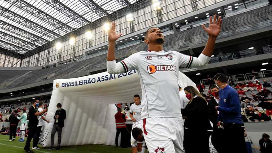 David Braz vai bem e amplia disputa por vaga no Fluminense em briga por Libertadores