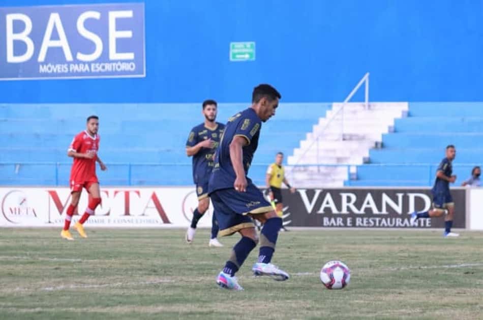 Meia comemora acesso da Aparecidense-GO e mira título da Série D do Campeonato Brasileiro
