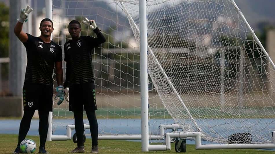 Andrew relata felicidade com estreia em Portugal e valoriza Diego Loureiro no Botafogo: 'Peça fundamental'