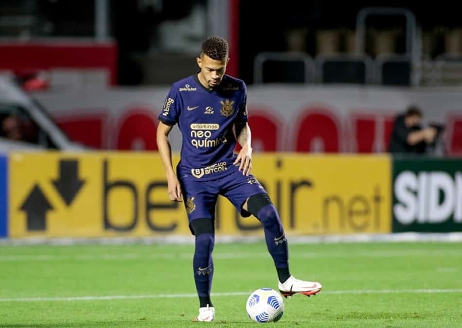 João Victor leva o terceiro amarelo e desfalca o Corinthians contra o Inter