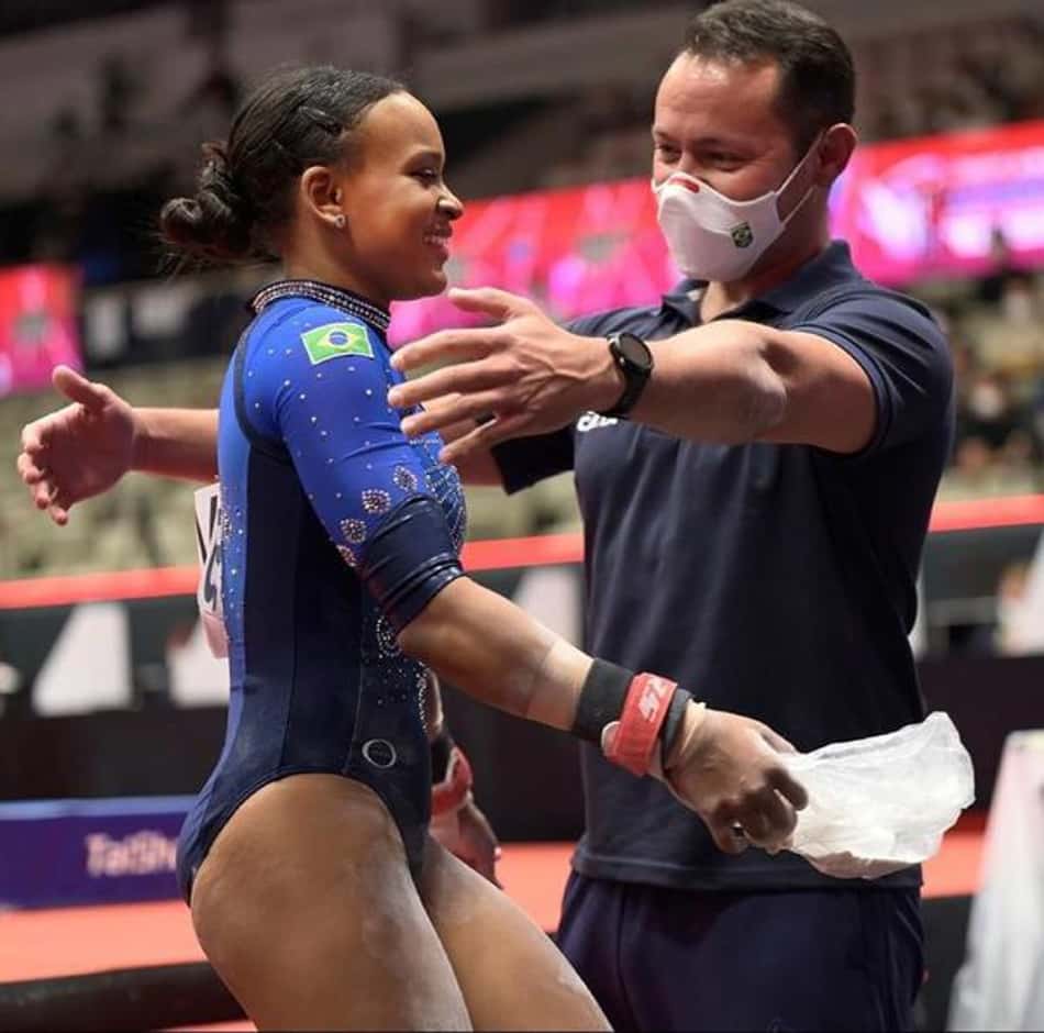 Rebeca Andrade brilha e avança a três finais de aparelhos no Mundial